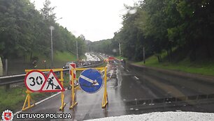 Bendras tarnybų darbas siekiant užtikrinti sklandų eismą per liūtį