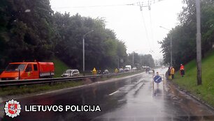Bendras tarnybų darbas siekiant užtikrinti sklandų eismą per liūtį