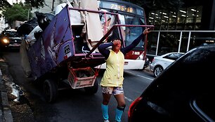 I&scaron; narkotikų liūno i&scaron;trūkusi brazilė i&scaron;laiko tris vaikus rinkdama atliekas perdirbimui