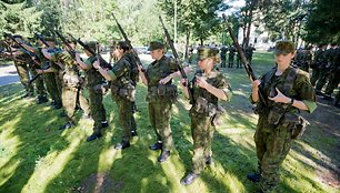 Bazinių kario savanorio įgūdžių kurse – neįprastai daug merginų