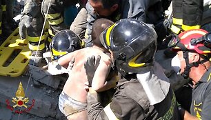 Gelbėjimo operacija po žemės drebėjimo italijoje