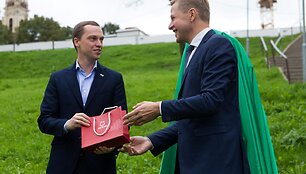 Vilniaus Misionierių sodų parke atidengta unikali &Scaron;viečiančio angelo skulptūra