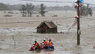 Vietname siaučia smarkus taifūnas Doksuri