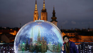 Turistė fotografuojasi Zagrebo kalėdinėje mugėje