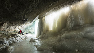 Fotografo užfiksuotas vaizdas iš užšalusio krioklio Minesotoje