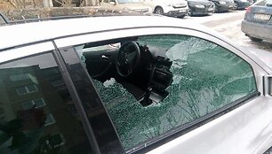 I&scaron;daužti automobilio langai 