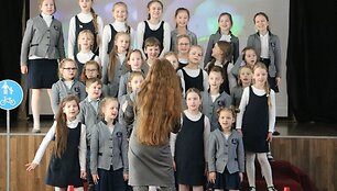 Apdovanoti ypatingų rūbų dizaineriais tapę Kauno moksleiviai