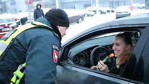 Moters dienos proga pareigūnai moterims dovanojo gėles