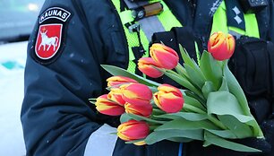 Moters dienos proga pareigūnai moterims dovanojo gėles