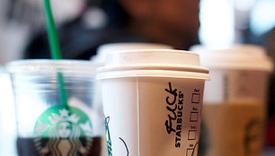 Protestai prie „Starbucks“ kavinių JAV