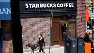 Protestai prie „Starbucks“ kavinių JAV