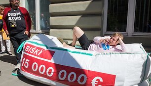 Aleksandras Makejevas ir kampanijos personažas Erikas