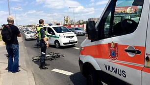 Vilniuje &bdquo;&Scaron;koda&ldquo; partrenkė dviratininką