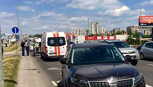 Vilniuje &bdquo;&Scaron;koda&ldquo; partrenkė dviratininką