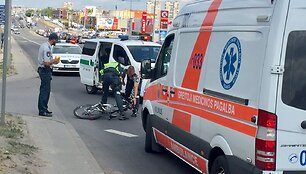 Vilniuje &bdquo;&Scaron;koda&ldquo; partrenkė dviratininką
