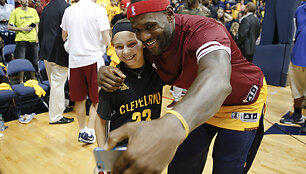 LeBrono Jameso asmenukė su jaunąja sirgale