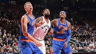 kristapo-porzingio-skrydis-virs-jono-valanciuno-ir-dar-dvieju-raptors-zaideju-galvu