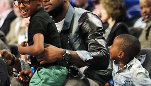 LeBronas Jamesas su sūnumis LeBronu ir Bryce'u