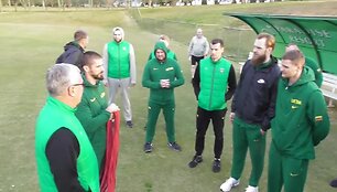 pirmoji-lietuviu-treniruote-brazilijoje-futbolo-stadione