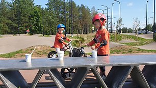 Prie Žaliųjų ežerų esančioje dviračių  trasoje mokomės važiuoti saugiai.