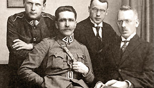 J.Šaulio vadovaujama Lietuvos misija Varšuvoje 1919 m. balandžio 18 – gegužės 23 d. Iš kairės sėdi Generalinio štabo karininkas Mykolas Velykis, delegacijos vadovas J.Šaulys.