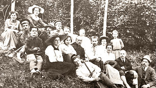 J.Šaulys (antroje eilėje iš dešinės) su grupe lietuvių inteligentų iškyloje Vilniaus apylinkėse. 1912 m. 