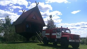 Merkinės trobelė ant vi&scaron;tos kojelės