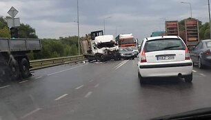 Avarija Kauno Užnemunės gatvėje: žuvo sunkvežimio vairuotojas