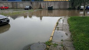 Semiamas vieno Savanorių prospekto daugiabučio kiemas