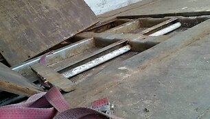 Medininkų poste sulaikyta kontrabanda slėpta po medienos kroviniu