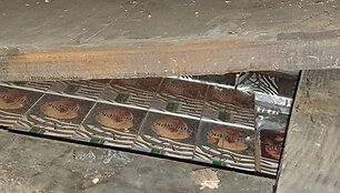 Medininkų poste sulaikyta kontrabanda slėpta po medienos kroviniu