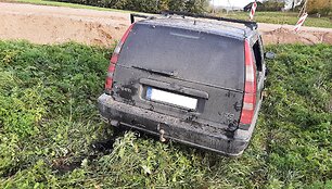 Jaunuolis su vogtu automobiliu nulėkė į griovį
