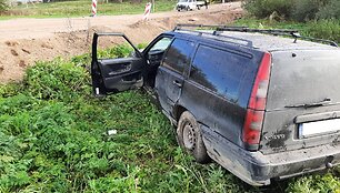Jaunuolis su vogtu automobiliu nulėkė į griovį