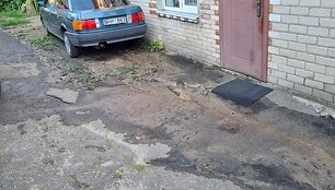 I&scaron;siliejusios fekalijos užtvindė kauniečio kiemą