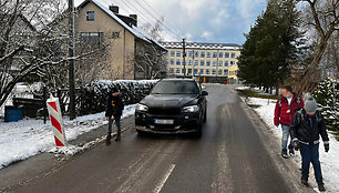 Kauno Sodininkų gatve moksleiviai į mokyklą keliauja nesaugiai