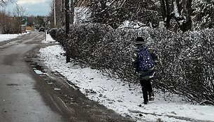 Kauno Sodininkų gatve moksleiviai į mokyklą keliauja nesaugiai
