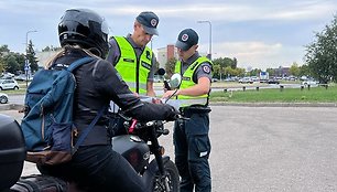 Kauno policija transporto priemones tikrino triukšmo matuokliu