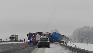 Vilkiko avarija ties Bubiais – pakibo ant viaduko