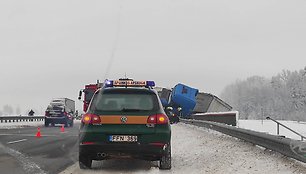 Vilkiko avarija ties Bubiais – pakibo ant viaduko