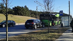 Girtas vairuotojas Kaune įvairavo automobilį į troleibusą