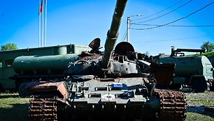  Kaune eksponuojamas Ukrainoje sunaikintas rusų tankas T-72B