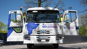 „Kauno švaros“ darbuotojai išbando elektra varomą „Renault Trucks D WIDE E-TECH“ šiukšliavežį