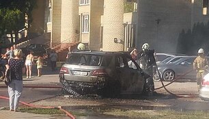 Kaune užsiliepsnojęs automobilis apgadino dar kelias ma&scaron;inas