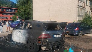 Kaune užsiliepsnojęs automobilis apgadino dar kelias ma&scaron;inas