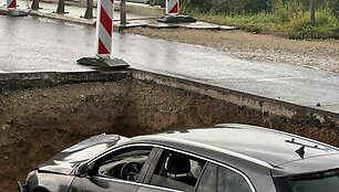 Girtutėlis vairuotojas įskriejo į duobę ant Jurbarko tilto