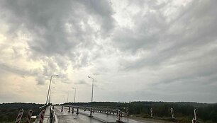 Girtutėlis vairuotojas įskriejo į duobę ant Jurbarko tilto