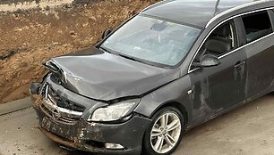 Girtutėlis vairuotojas įskriejo į duobę ant Jurbarko tilto