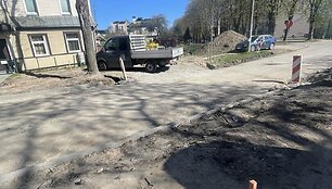 Vykdant J.Mateikos g. Kaune remonto darbus, manoma, buvo pažeisti medžiai