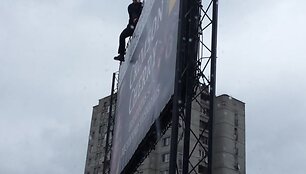 Kaune reklamas ant stendų darbininkai kabino be jokių apsaugų