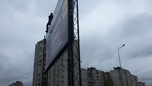 Kaune reklamas ant stendų darbininkai kabino be jokių apsaugų